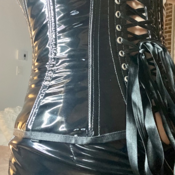 Vinyle corset Handmade in Montreal - Picture 2 of 7